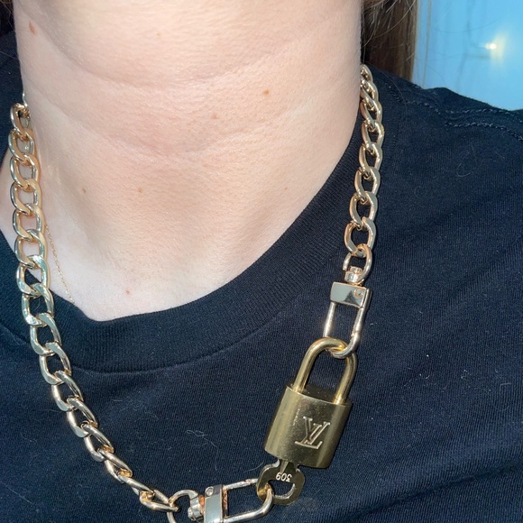 LV gold lock & key w/ 18” gold chain - Picture 6 of 7